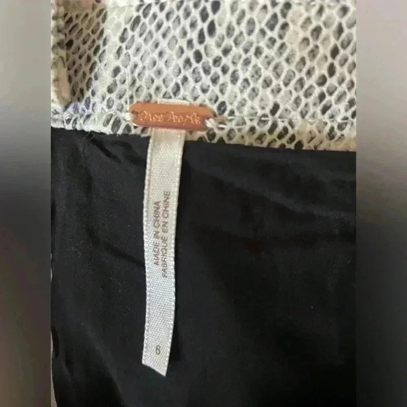 Free People women’s Snakeskin animal Print Mini Skirt NWT size 6 front side zip - Picture 9 of 9